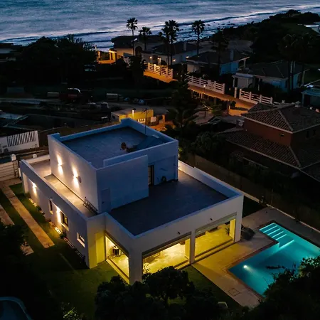 וילה Monaco, Beachfront, Private Swimming Pool 30m From The