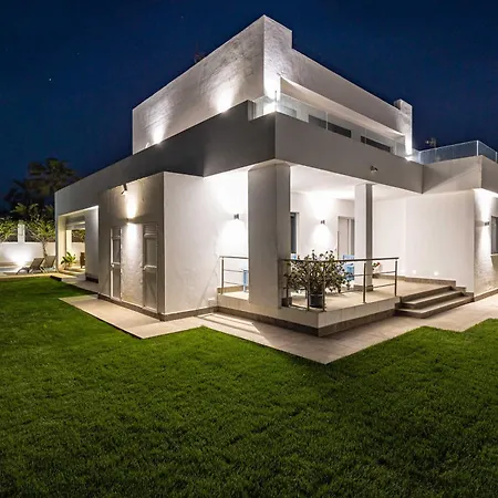 וילה Monaco, Beachfront, Private Swimming Pool 30m From The